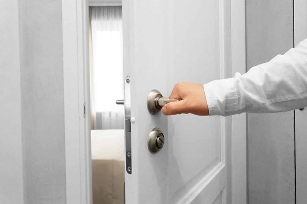 Étapes détaillées pour ouvrir la porte avec une radio